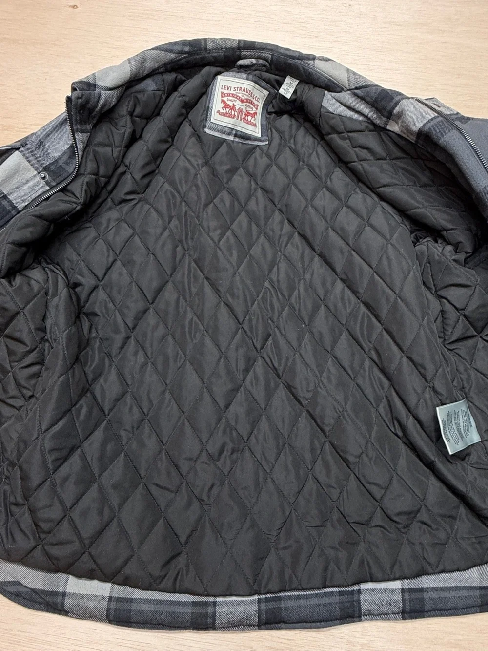 Levi's Men's Size M Quilted Lined Flannel Shirt Jacket Gray Black Plaid Shacket - Picture 3 of 10